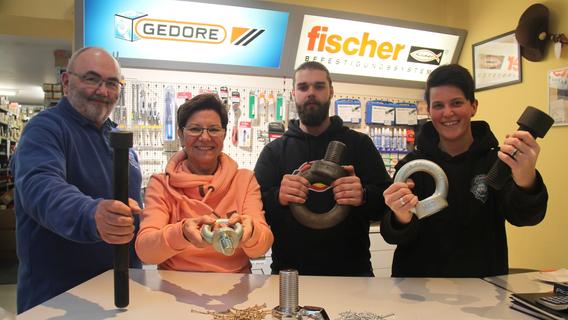 Ana-Maria Pylypiw-Burgos (2. v. l.) mit ihrem Team im Schraubenhandel Fürth. Ana-Maria Pylypiw-Burgos (2. v. l.) mit ihrem Team im Schraubenhandel Fürth.