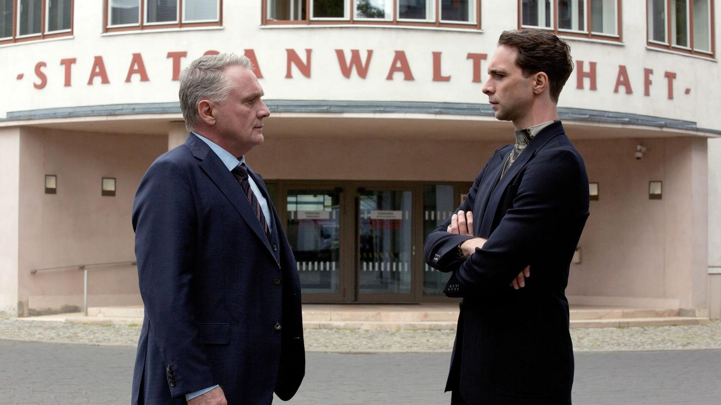 Kriminalhauptkommissar Vincent Ross (r) )André Kaczmarczyk) befragt den Insolvenzverwalter Udo Schick )Bernhard Schir). Kriminalhauptkommissar Vincent Ross (r) )André Kaczmarczyk) befragt den Insolvenzverwalter Udo Schick )Bernhard Schir).