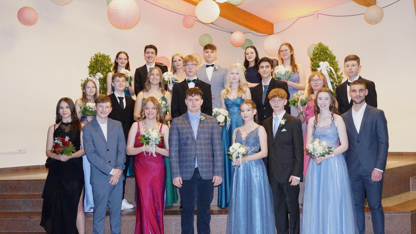 Der Abschlussball des Tanzkurses der Mittelschule war wieder ein gelungenes Gemeinschaftsprojekt mit vielen Helfern. Der Abschlussball des Tanzkurses der Mittelschule war wieder ein gelungenes Gemeinschaftsprojekt mit vielen Helfern.
