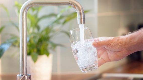 Bakterien entdeckt: Trinkwasser in fränkischem Landkreis muss abgekocht werden