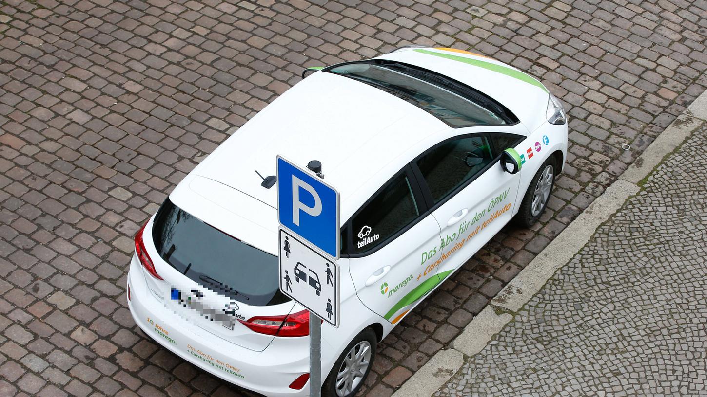 Das halbierte-Auto-Schild weist auf Parkplätze für Carsharing-Autos hin. Das halbierte-Auto-Schild weist auf Parkplätze für Carsharing-Autos hin.