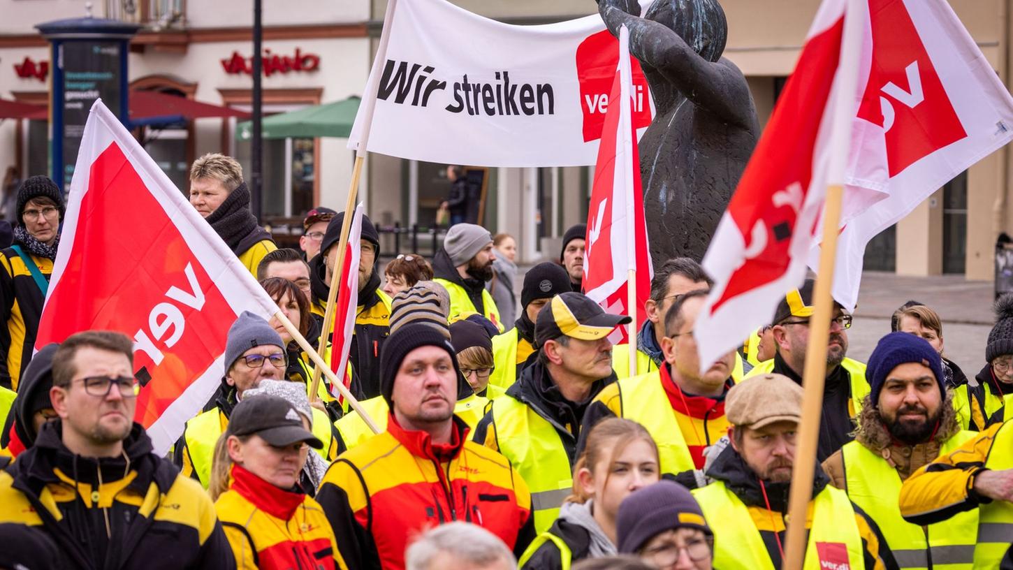 Mitarbeiter der Post bei einer Protestkundgebung in Rostock.
