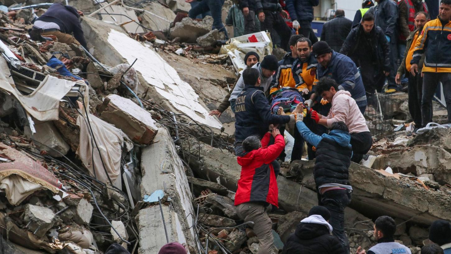 Ein starkes Beben hat im Südosten der Türkei und in Syrien mehrere Gebäude zum Einsturz gebracht, und es werden viele Opfer befürchtet.