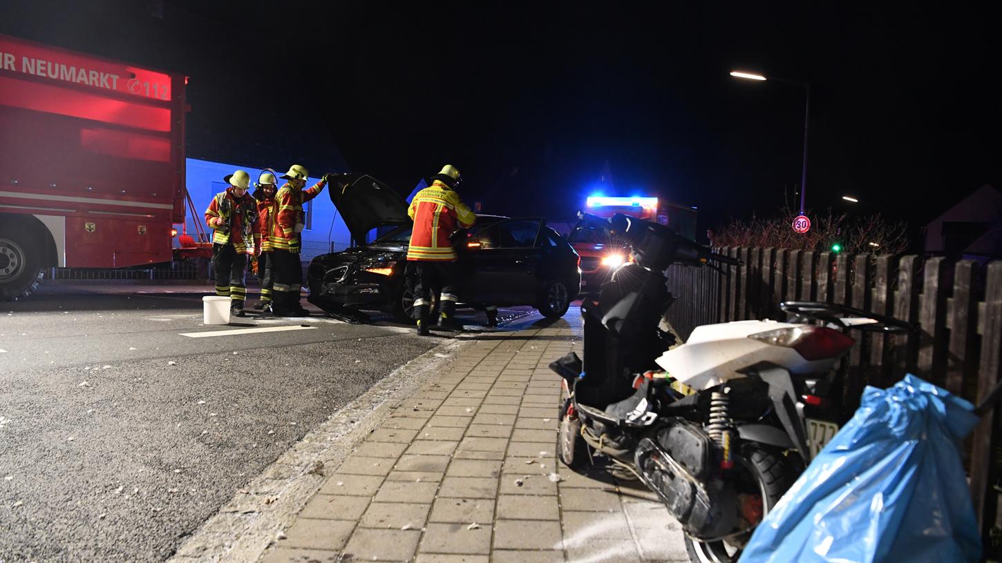 Der Autofahrer passte nicht auf und übersah einen entgegenkommenden Roller. Der Autofahrer passte nicht auf und übersah einen entgegenkommenden Roller.