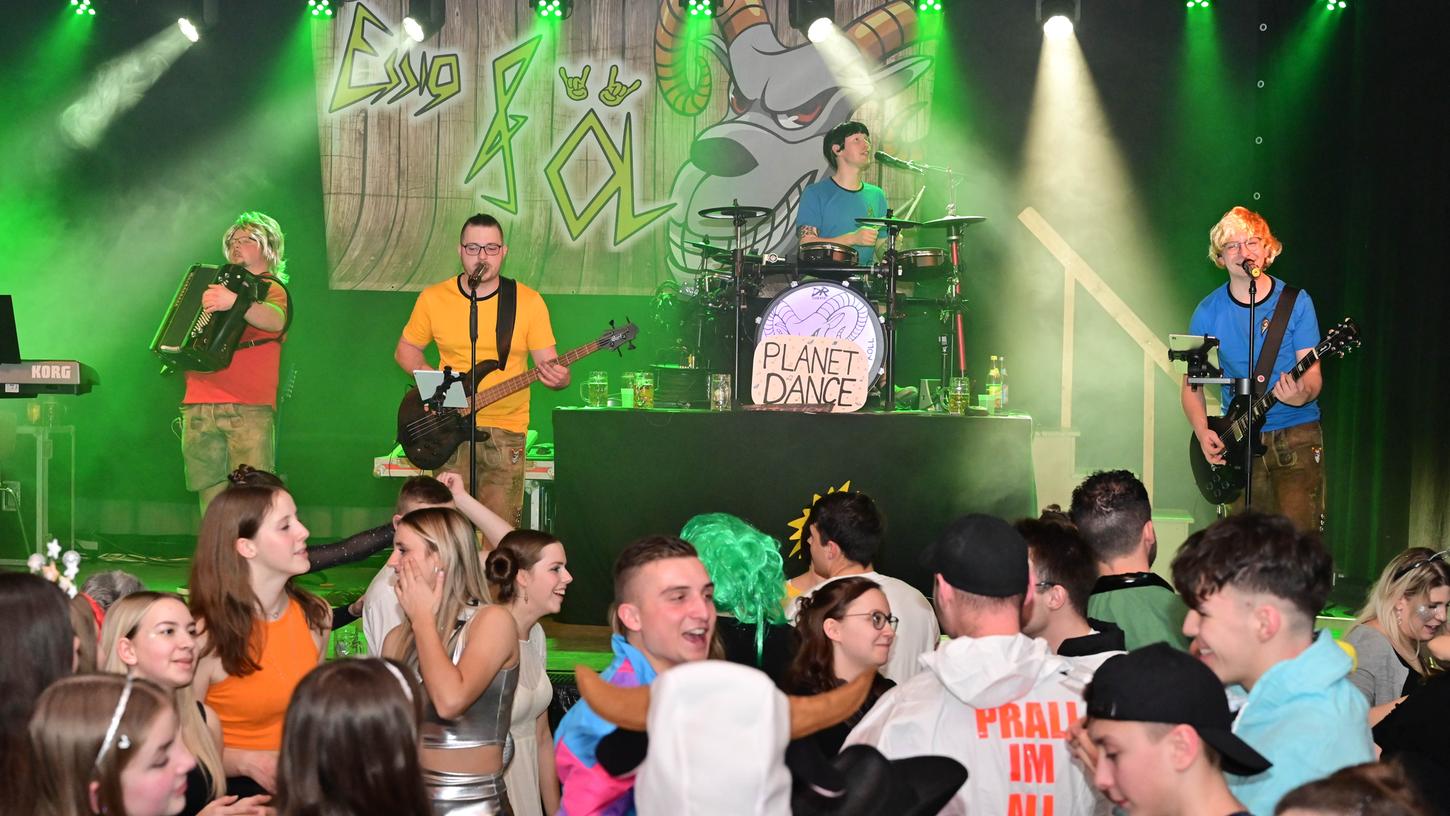 Ordentlich krachen lassen haben es die Generationen beim Sportlerfasching in Unterleinleiter. Ordentlich krachen lassen haben es die Generationen beim Sportlerfasching in Unterleinleiter.