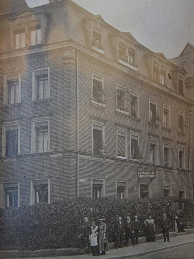 Um 1917 versammelten sich die Birkmanns und ihre Mitbewohner vor dem Anwesen Jagdstraße 16 zum Fototermin.  