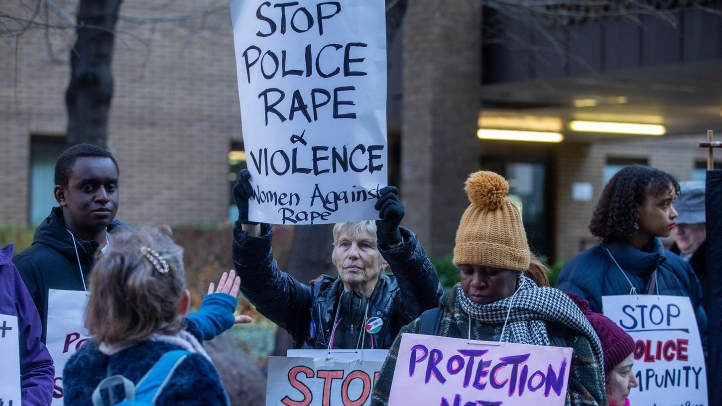 Demonstranten von Women Against Rape & Women of Colour Global Woman's strike versammeln sich vor dem Southwark Crown Court vor der Strafmaßverkündung im Fall eines Londoner Polizisten, der wegen der Vergewaltigung etlicher Frauen angeklagt ist.