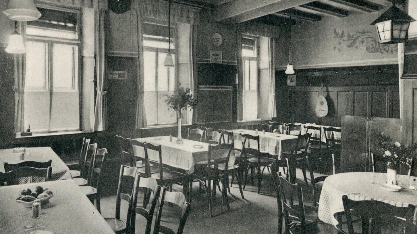 In der Zwischenkriegszeit war die Gaststube des "Bumbes" noch im Zustand von 1897 mit Wandvertäfelung und uriger Möblierung erhalten.