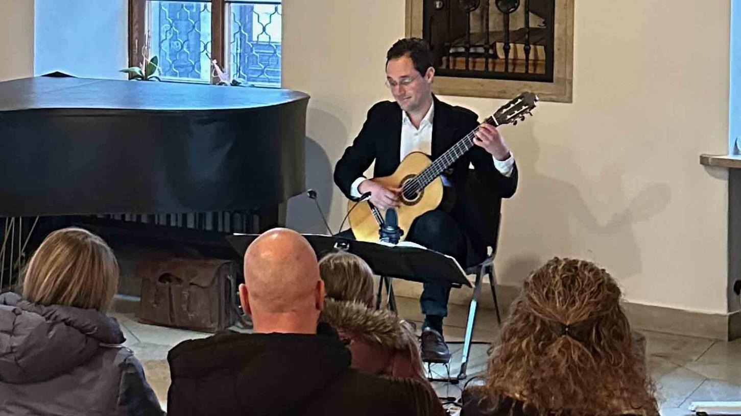 Der Gitarrist Michael Neumann begeisterte bei einer außergewöhnlichen musikalischen Reise um die Welt. Der Gitarrist Michael Neumann begeisterte bei einer außergewöhnlichen musikalischen Reise um die Welt.