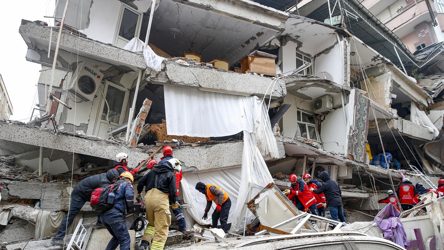 Nach dem Erdbeben in Syrien und der Türkei ist die Nothilfe angelaufen.