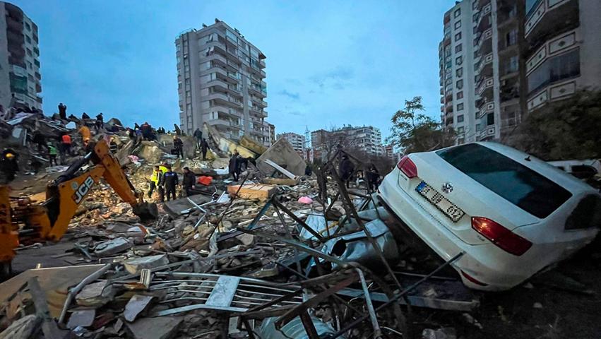 Auch im Libanon und im Irak bebte die Erde, ebenso auf der nahe gelegenen Mittelmeerinsel Zypern. Nach Angaben von EU-Vertretern war das Erdbeben in der Nacht zum Montag eines der stärksten in der Region in mehr als 100 Jahren. Der türkische Präsident Recep Tayyip Erdogan sprach vom schwersten Beben seit 1939.