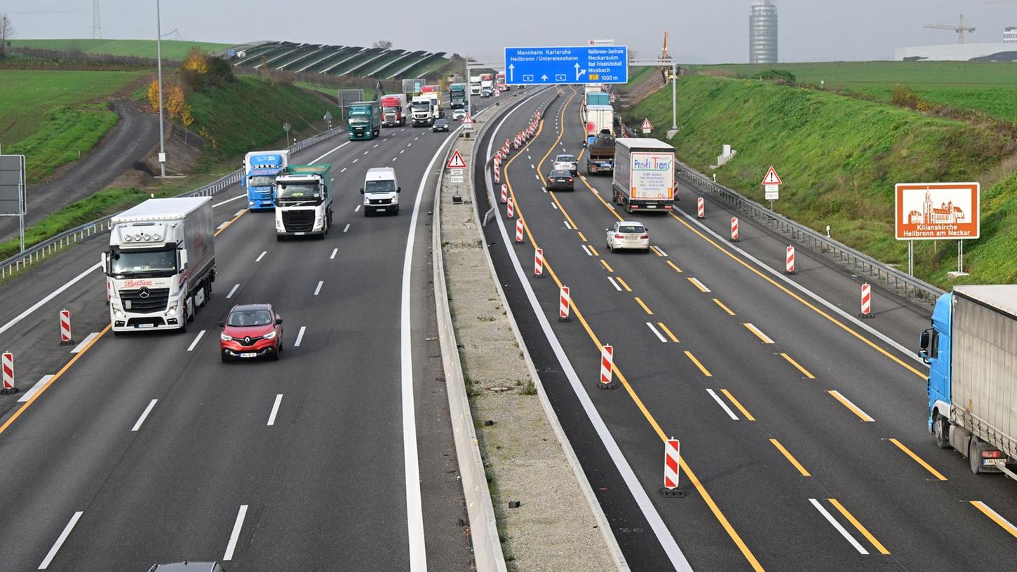 Die Autobahn A6 bei Weinsberg ist nach jahrelanger Bauzeit dreispurig ausgebaut. Die Autobahn A6 bei Weinsberg ist nach jahrelanger Bauzeit dreispurig ausgebaut.