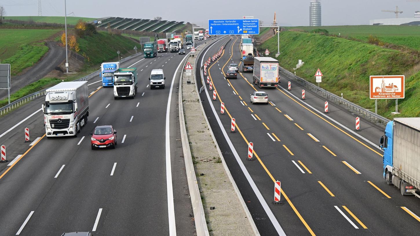 Die Autobahn A6 bei Weinsberg ist nach jahrelanger Bauzeit dreispurig ausgebaut.