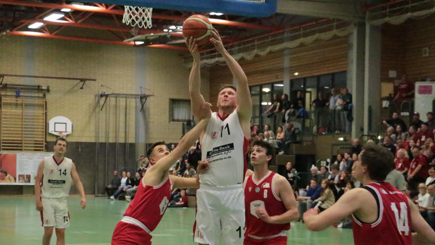 Überragend: Stefan Schmoll (hier am Ball beim letztjährigen Heimspiel gegen TTL Bamberg) war zum Auftakt der Play-downs mit 26 Punkten der Topscorer der VfL-Baskets und maßgeblich am Auswärtssieg in Oberfranken beteiligt.  