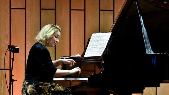 GVE-Konzert: Star-Pianistin Tamara Stefanovich interpretierte „unerhört“ in der Erlanger Ladeshalle