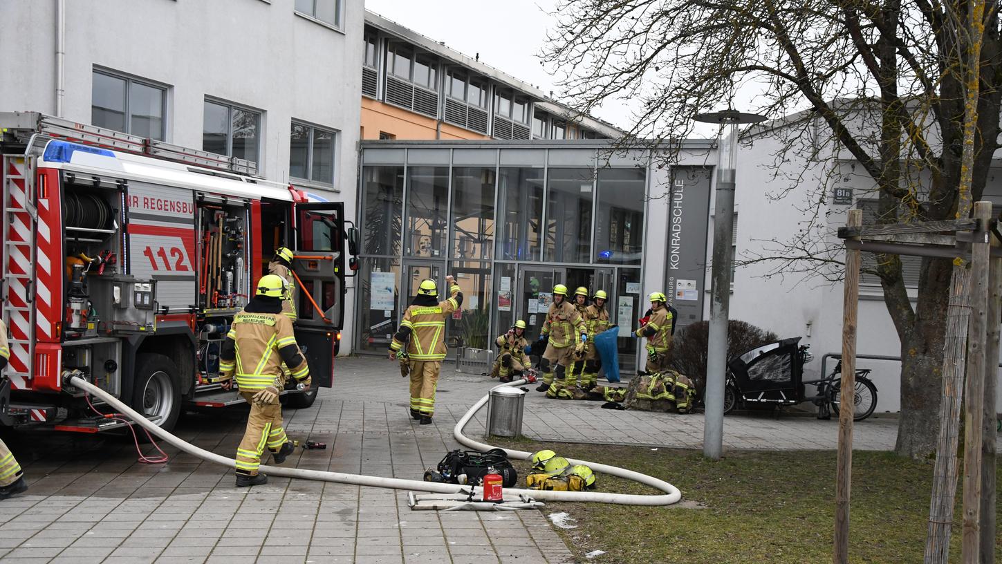 In den Toiletten einer Grund- und Mittelschule in Regensburg hat es am Montagmittag gebrannt. 