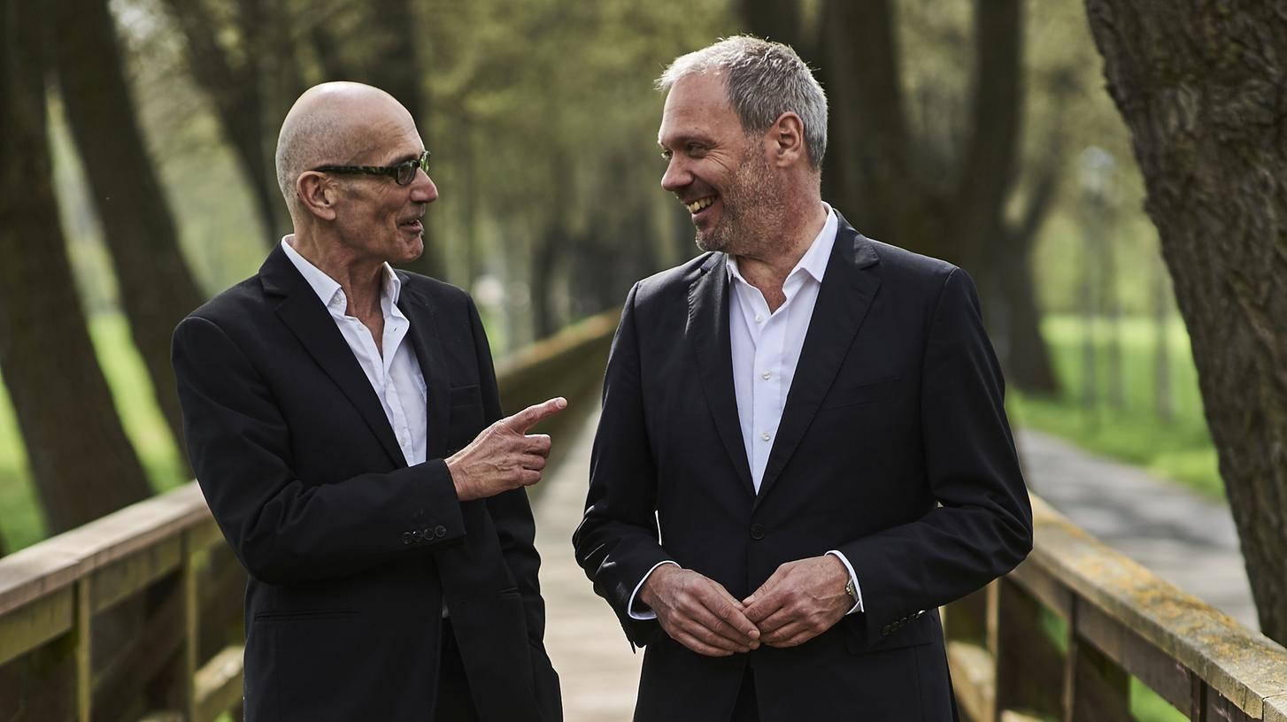 Seit mehr als 30 Jahren arbeiten Bandleader Thilo Wolf und Saxofonist-Virtuose Norbert Nagel zusammen. Auf der Bühne der Rother Kulturfabrik werden sie deshalb nicht nur musikalisch einiges zu erzählen haben. Seit mehr als 30 Jahren arbeiten Bandleader Thilo Wolf und Saxofonist-Virtuose Norbert Nagel zusammen. Auf der Bühne der Rother Kulturfabrik werden sie deshalb nicht nur musikalisch einiges zu erzählen haben.