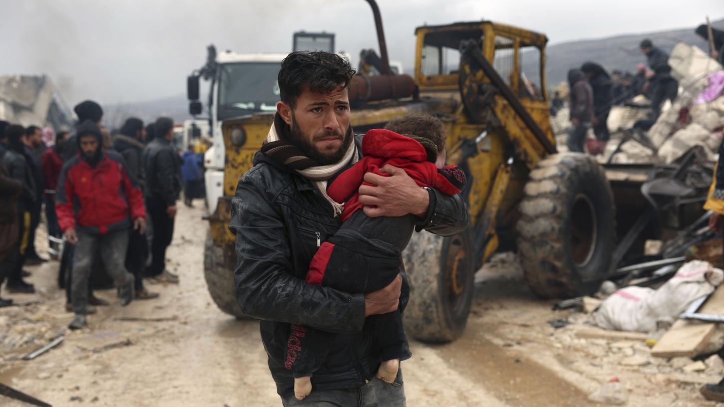 Nach mehreren schweren Erdbeben in der türkisch-syrischen Grenzregion steigt die Zahl der Toten immer weiter, viele Menschen sind ohne Obdach.