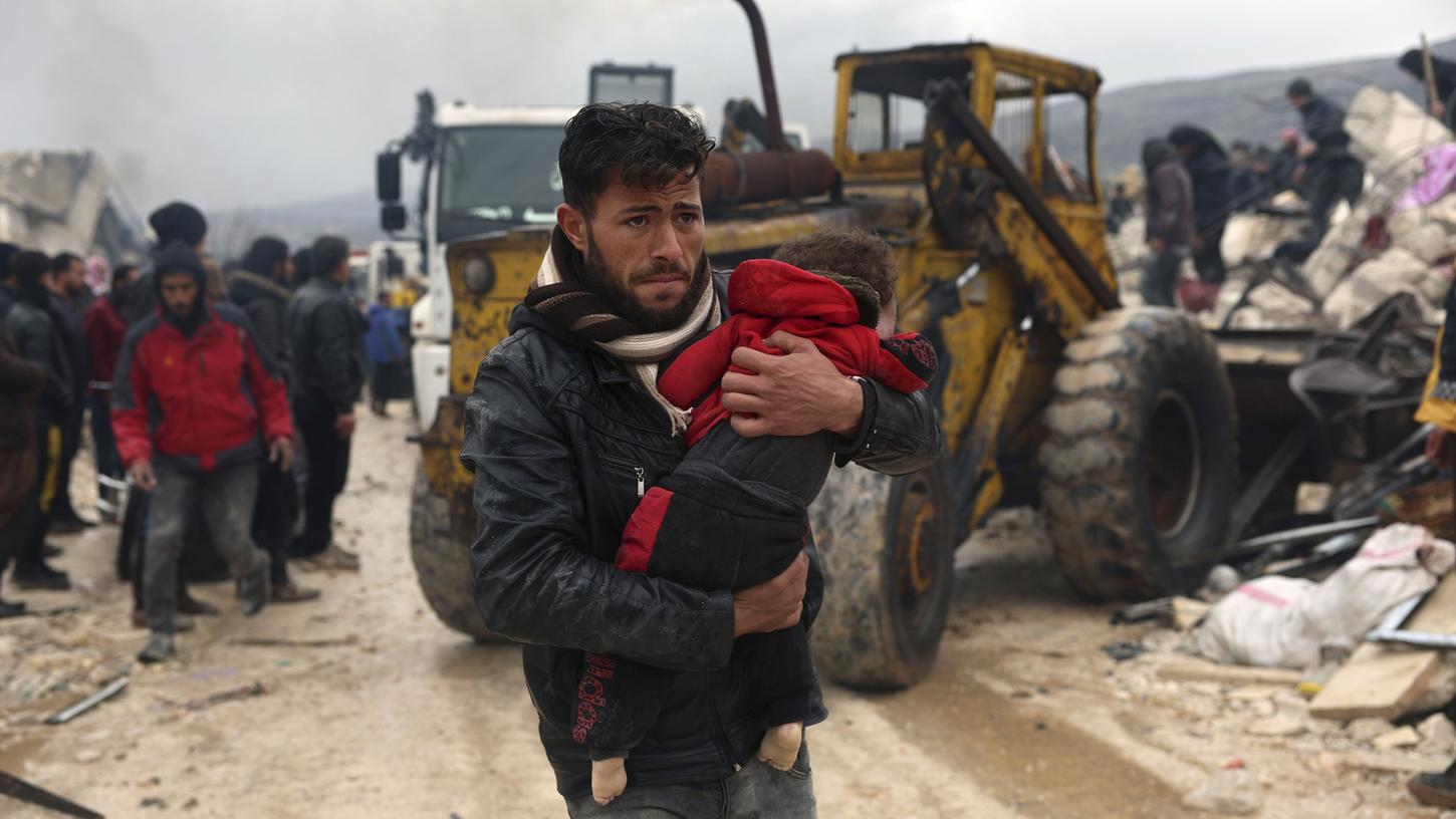 Nach mehreren schweren Erdbeben in der türkisch-syrischen Grenzregion steigt die Zahl der Toten immer weiter, viele Menschen sind ohne Obdach. Nach mehreren schweren Erdbeben in der türkisch-syrischen Grenzregion steigt die Zahl der Toten immer weiter, viele Menschen sind ohne Obdach.