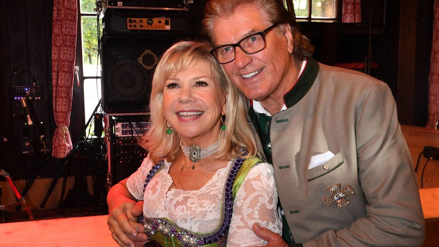 Das Volksmusikduo Marianne und Michael Hartl  beim Charity Lunch zugunsten "Frohes Herz e.V" im Festzelt "Zur Bratwurst". 50 Jahre sind die beiden in diesem Sommer zusammen, 50 Jahre stehen sie gemeinsam auf der Bühne.