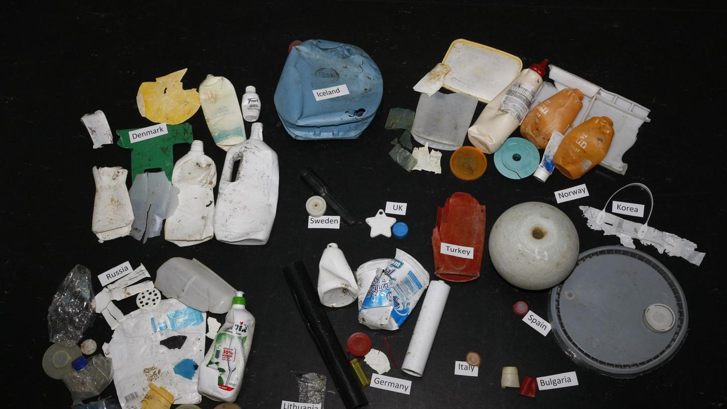 Angeschwemmter Plastikmüll aus der Arktis nach Herkunftsländern sortiert.