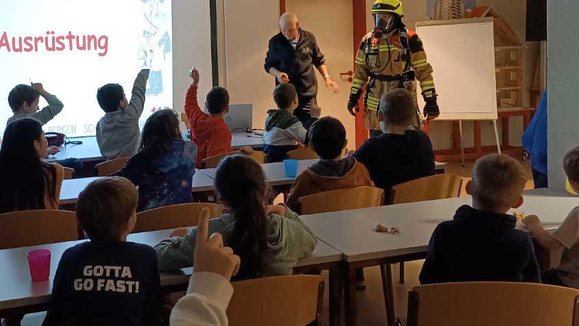 Spielerisch lernen hier schon die Kleinsten, was es bedeutet, Feuerwehrmann oder Feuerwehrfrau zu sein. 