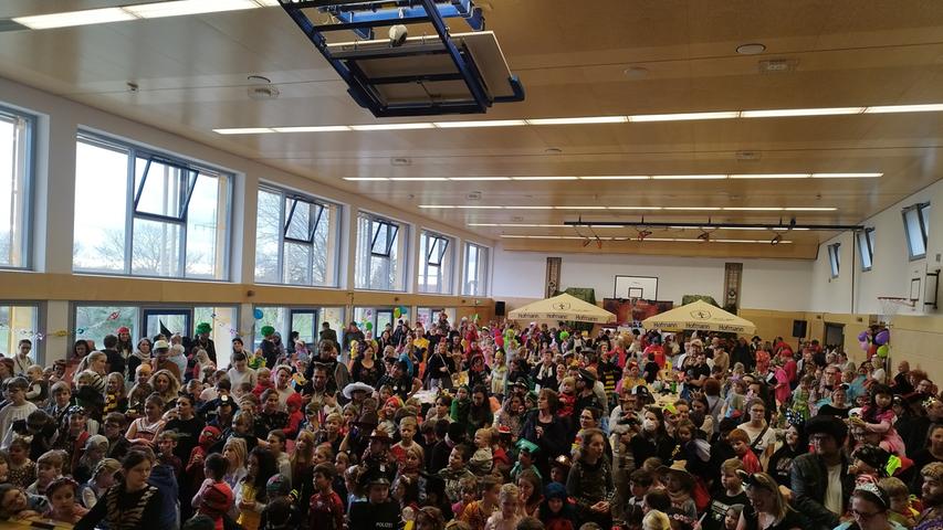 Fünf Minuten nach Start des Kinderfaschings gab es kaum noch Plätze in der Mehrzweckhalle in Bubenreuth.