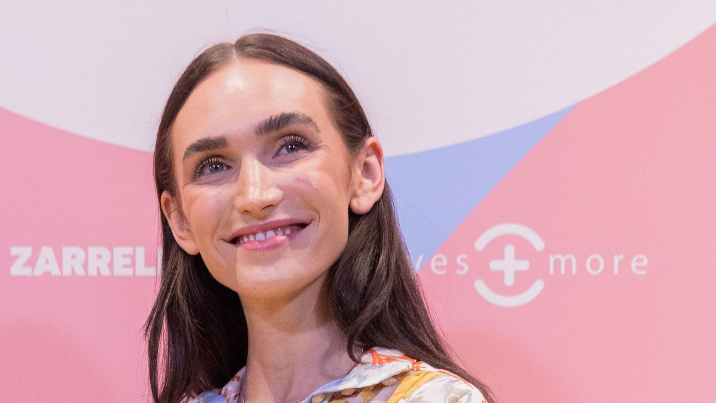 Model und Influencerin Anna Adayam, ehemals Wilken, steht auf dem gelben Teppich bei der Präsentation einer Brillenkollektion.