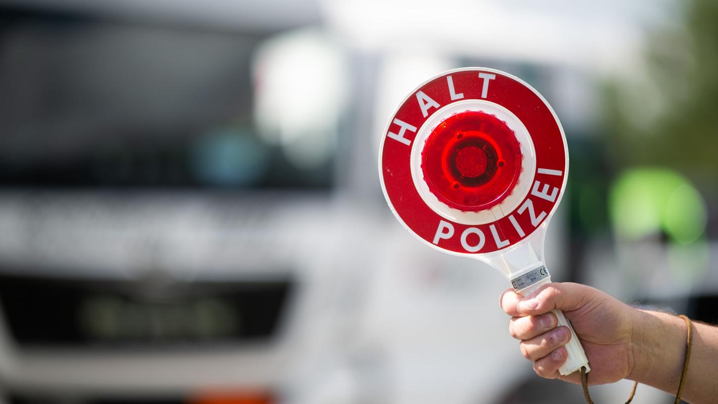 Einen Lasterfahrer wollte die Polizei kontrollieren, was dann passierte, was durchaus kurios. Einen Lasterfahrer wollte die Polizei kontrollieren, was dann passierte, was durchaus kurios.
