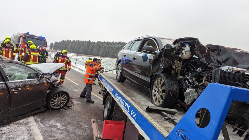 Frontaler Zusammenstoß: 26-Jähriger verliert ohne Reifenprofil die Kontrolle über sein Fahrzeug