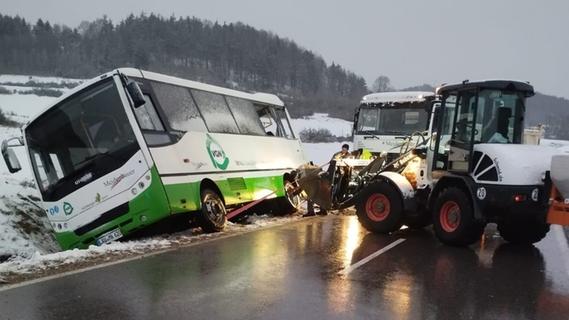 Winter-Unfall bei Königstein: Zusammenstoß von Bus und Lkw