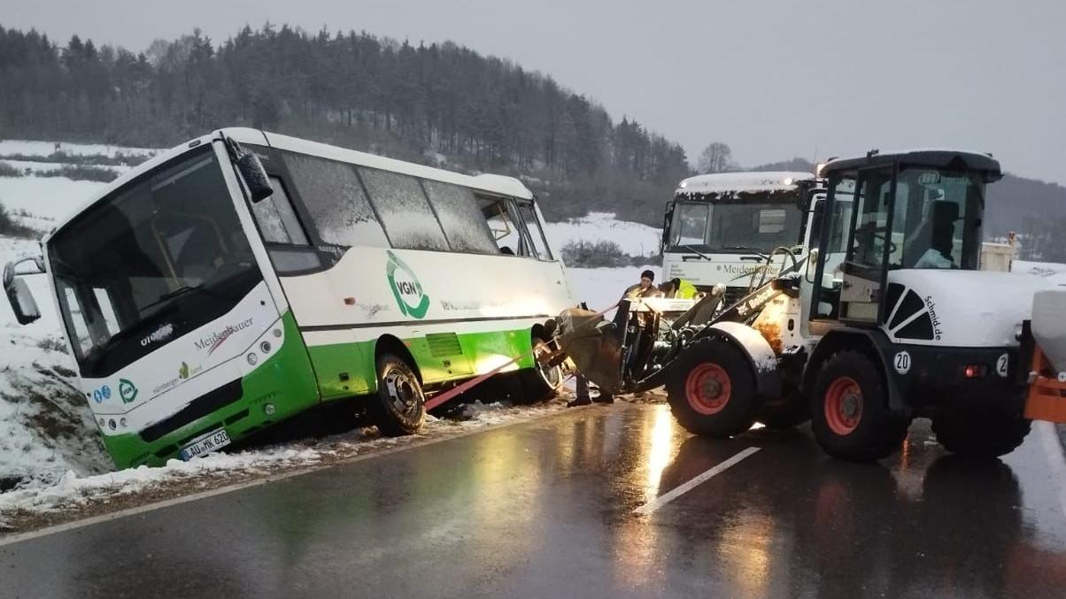 In den Unfall auf der Kreisstraße AS 40 bei Königstein waren ein Klein-Lkw und ein Omnibus verwickelt. Nach dem Zusammenstoß landete der Bus im Straßengraben.  