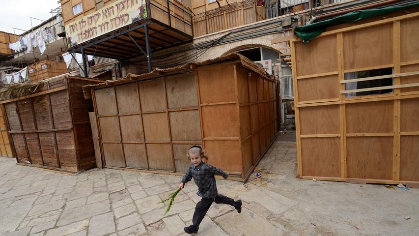 Drei Laubhütten in Jerusalem. Wie man hier sieht, bestehen die Hütten selbst meist nicht aus Zweigen. Innen sind sie aber mit Palmwedeln, Zitrusfrüchten, Myrten- und Weidenzweigen geschmückt.