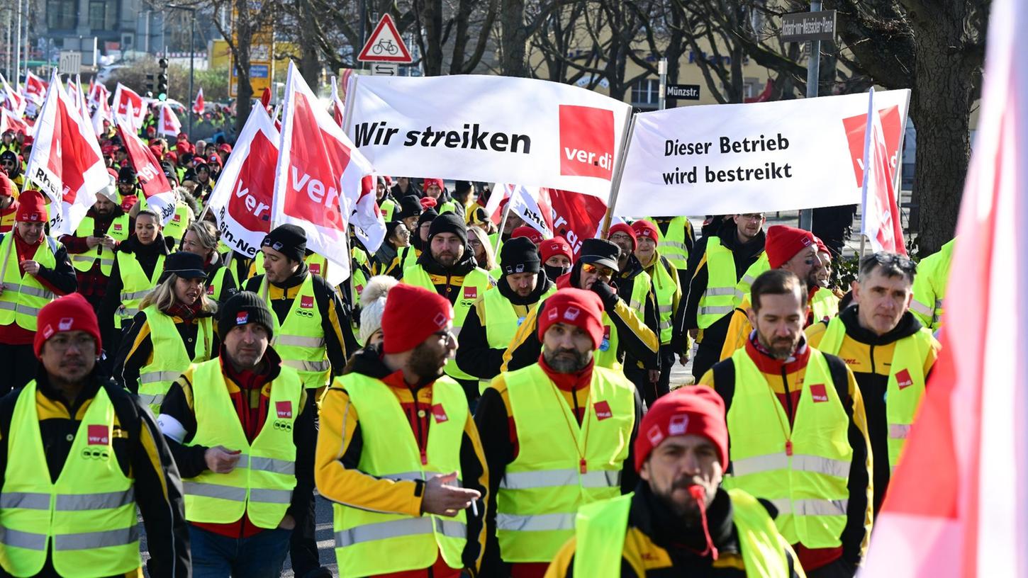 Mitarbeiter der Deutschen Post demonstrieren auf dem Schloßplatz in Dortmund für ihre Forderungen in der Tarifrunde.