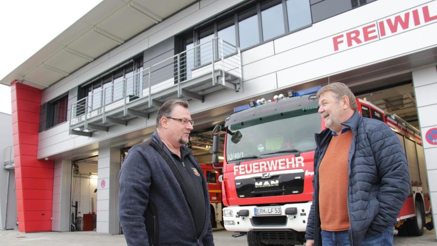 Stolz aufs neue Feuerwehrhaus: Kommandant Peter Bock (links) und Bürgermeister Horst Rehder.