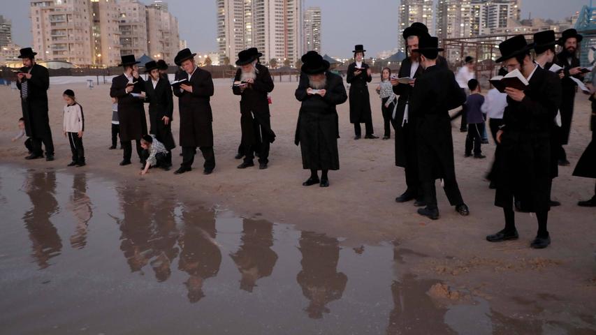 Orthodoxe Juden beim Taschlich-Brauch in Ashdod, Israel.