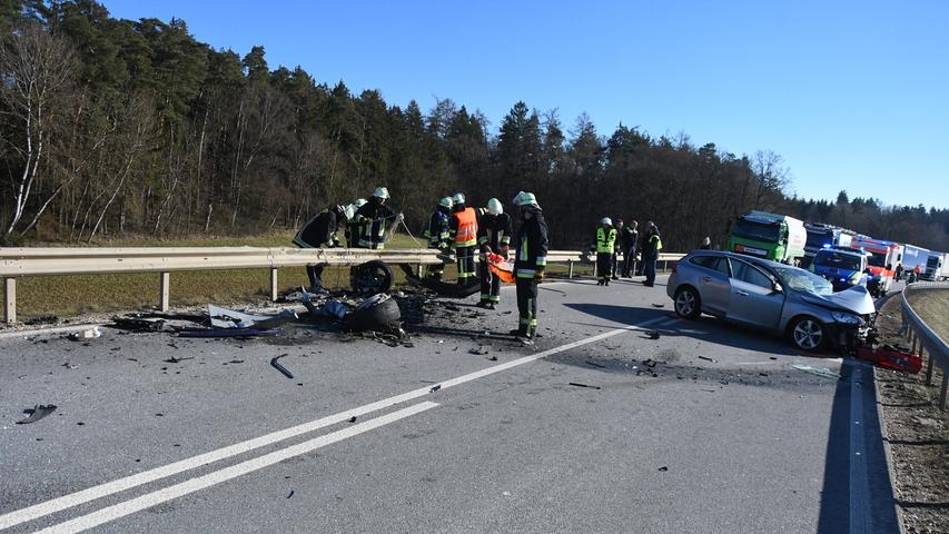 Auf der B15 zwischen Hagelstadt und Schierling kam es am Dienstag gegen 12.50 Uhr zu einem schweren Unfall.