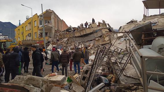 Nach dem Erdbeben in der Türkei: Geld sammeln mit Lahmacun und "schon die ersten Gauner im Netz"