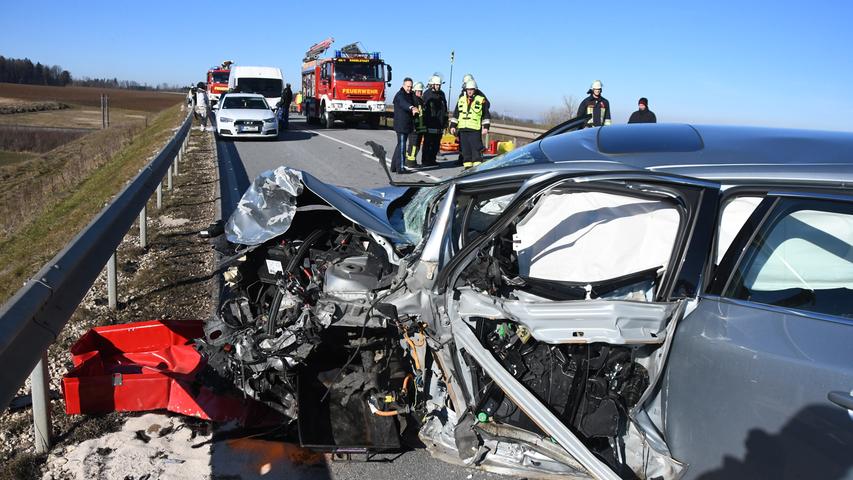 Auto gerät in Gegenverkehr - Zwei Schwerverletzte im Landkreis Regensburg