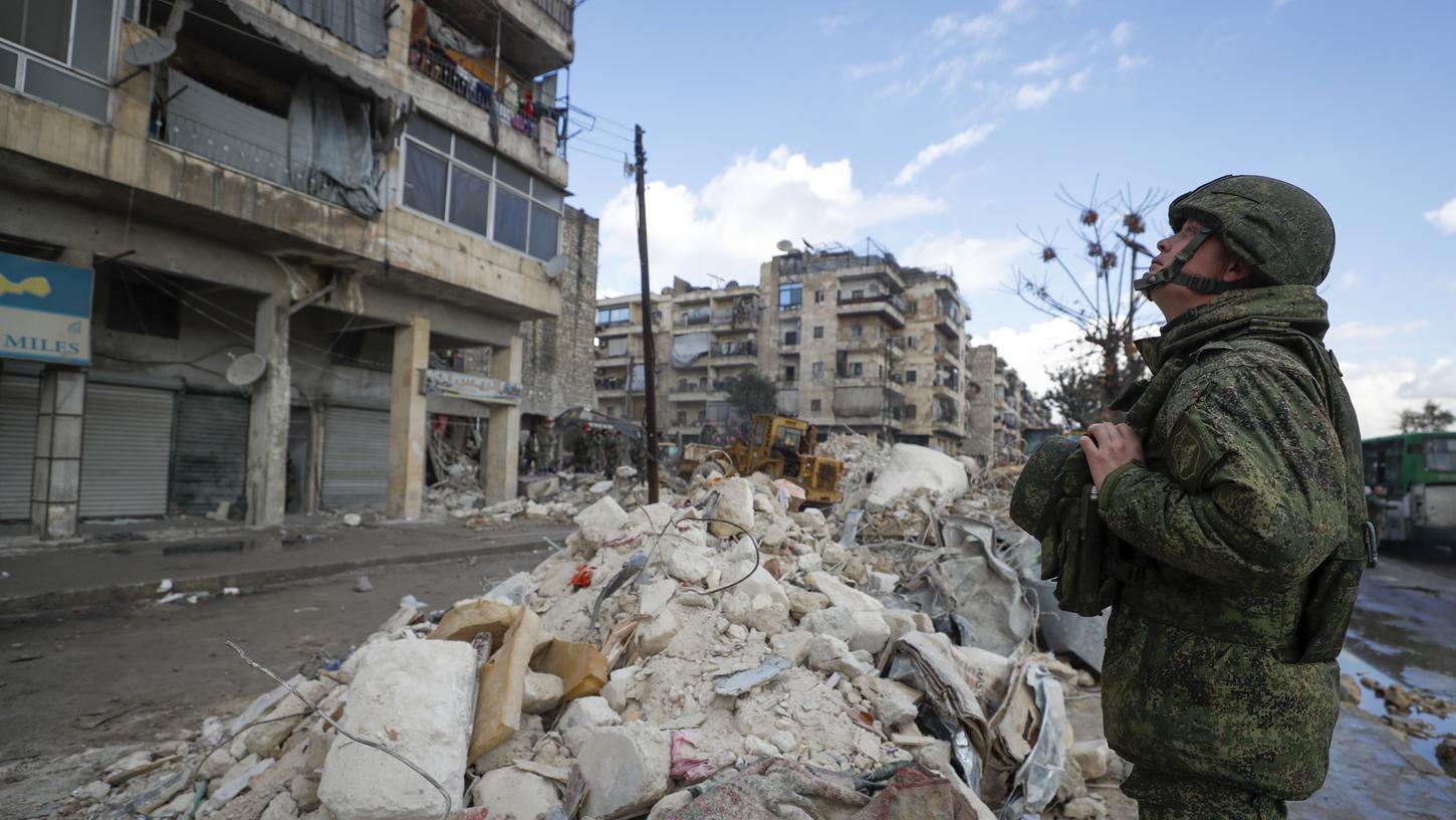 Ein russischer Soldat inspiziert die Trümmer eingestürzter Gebäude. 