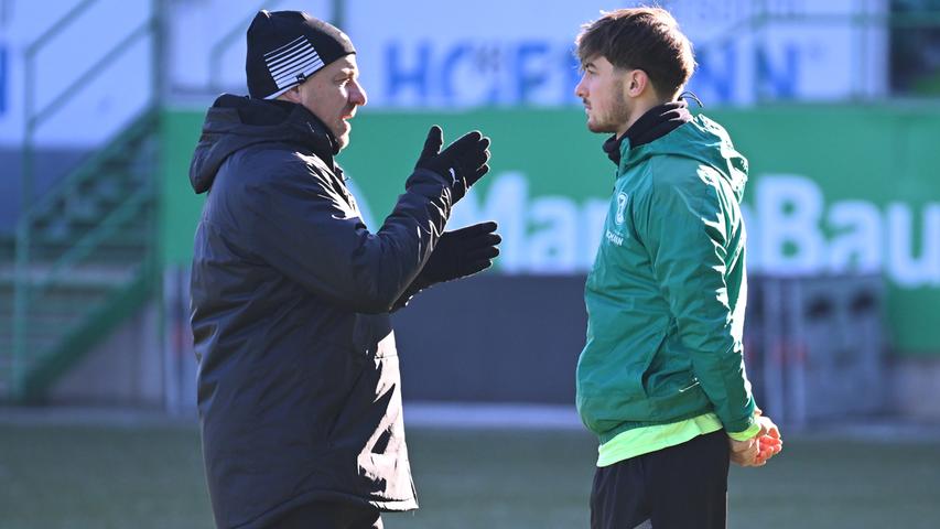 Trainer Alexander Zorniger nahm sich vor der Einheit Zeit für ein Einzelgespräch mit Neuzugang Lukas Petkov,...
