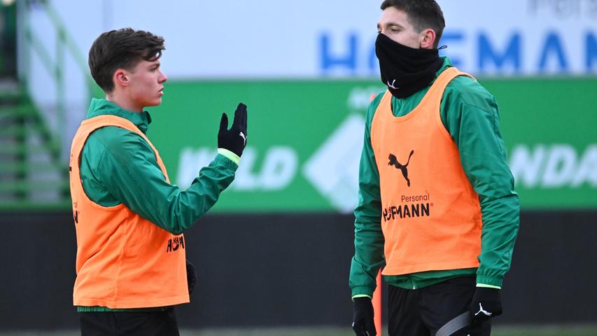 Weil die Plätze an der Kronacher Hard gefroren waren, startete die Mannschaft (hier Sidney Raebiger und Damian Michalski) die Vorbereitung auf das Auswärtsspiel in Karlsruhe im Stadion. 