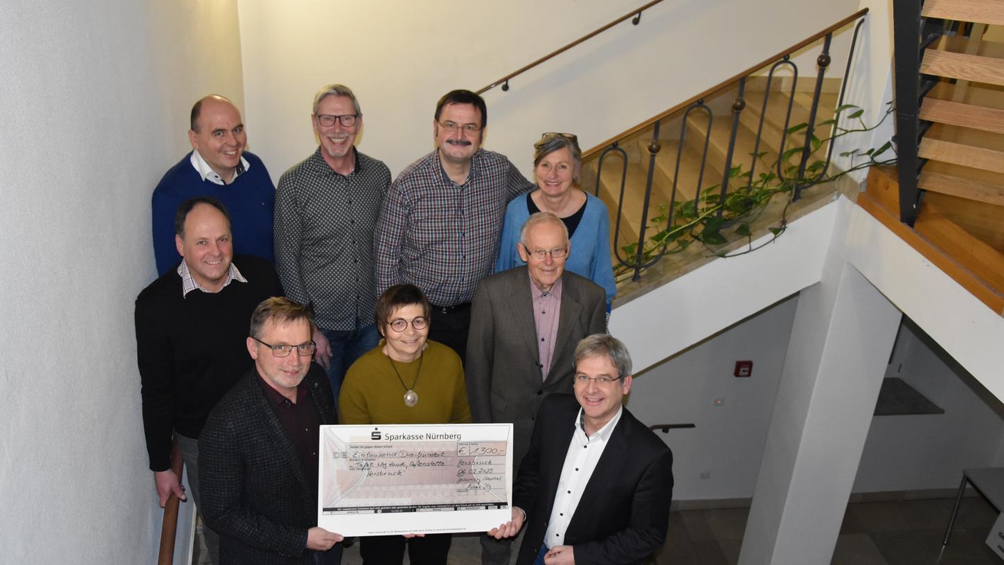 Heide März (unten Mitte), stellvertretende Leiterin der Hersbrucker Tafel, freut sich über die Spende, die Bürgermeister Robert Ilg (unten re.) und sein Stellvertreter Peter Uschalt (unten li.) überreicht haben. Heide März (unten Mitte), stellvertretende Leiterin der Hersbrucker Tafel, freut sich über die Spende, die Bürgermeister Robert Ilg (unten re.) und sein Stellvertreter Peter Uschalt (unten li.) überreicht haben.