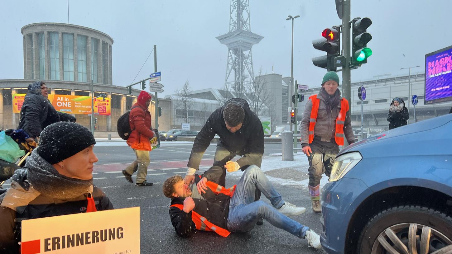 An der Autobahnausfahrt A100 und A115 haben sich gegen am Montagmorgen mehrere Aktivisten der letzten Generation festgeklebt. Es kam zu mehreren Auseinandersetzungen mit Autofahrern. An der Autobahnausfahrt A100 und A115 haben sich gegen am Montagmorgen mehrere Aktivisten der letzten Generation festgeklebt. Es kam zu mehreren Auseinandersetzungen mit Autofahrern.