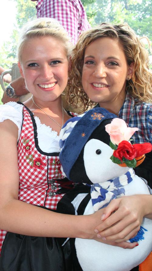 Franziska (links) und Annika (beide 25) aus Ansbach haben einen Pinguin gewonnen. Ihr Tipp für einen gelungenen Nachmittag auf dem Berg lautet: Keine hochhackigen Schuhe anziehen.