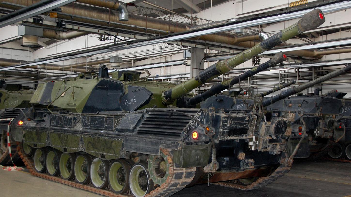 Panzer vom Typ Leopard 1A5 aus dänischen Beständen stehen in Flensburg in einer Produktionshalle (Archivbild). 100 Kampfpanzer dieses Typs sollen an die Ukraine geliefert werden.