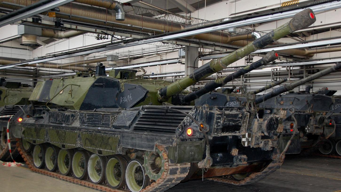 Panzer vom Typ Leopard 1A5 aus dänischen Beständen stehen in Flensburg in einer Produktionshalle (Archivbild). 100 Kampfpanzer dieses Typs sollen an die Ukraine geliefert werden. Panzer vom Typ Leopard 1A5 aus dänischen Beständen stehen in Flensburg in einer Produktionshalle (Archivbild). 100 Kampfpanzer dieses Typs sollen an die Ukraine geliefert werden.