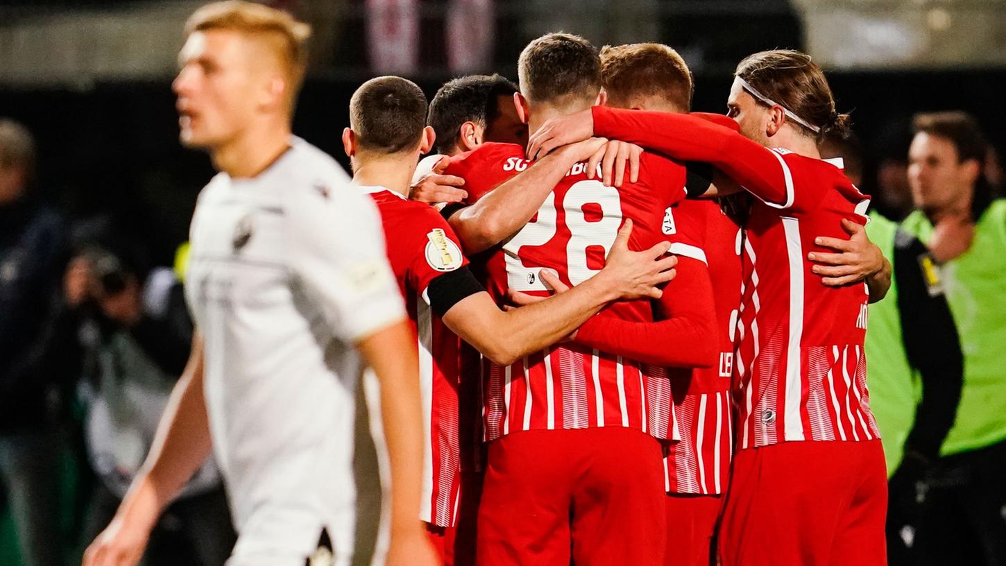 Die Spieler des SC Freiburg feiern die 1:0-Führung beim SV Sandhausen.