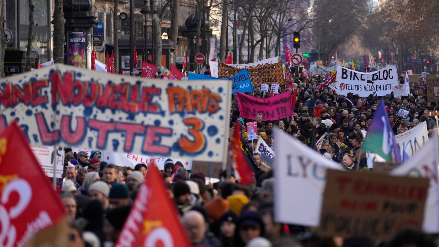 Massendemonstration gegen die geplante Rentenreform in Paris.
