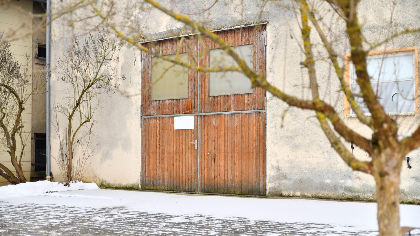 In dieser Scheune im Pappenheimer Ortsteil Osterdorf hatte der terrorverdächtige Harald P. eine Lagerfläche angemietet. Polizisten haben sie im Dezember durchsucht und eine Kiste mitgenommen. 